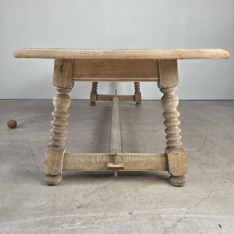 Grande table en chêne blanchi. Autre prise de vue