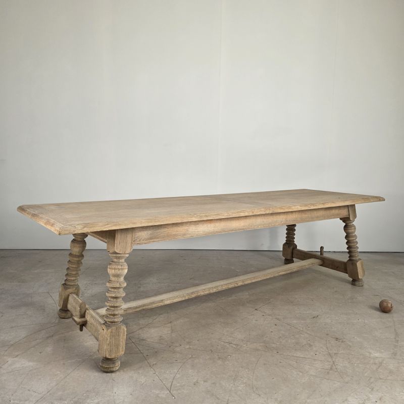 Grande table en chêne blanchi