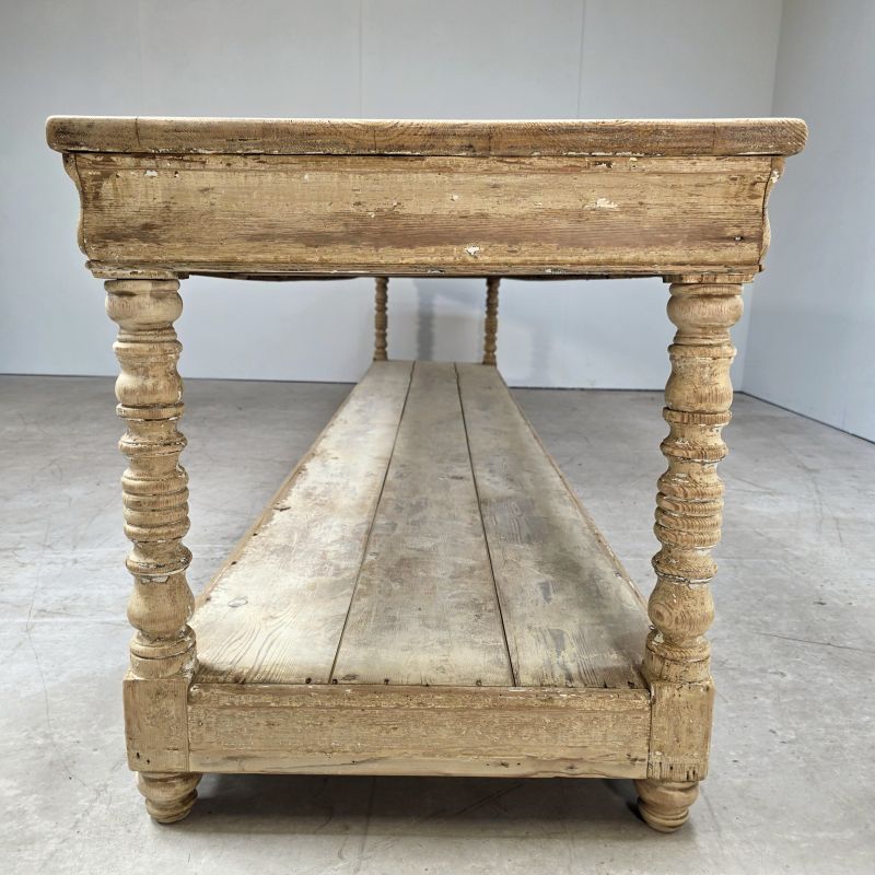 Grande table de drapier 19ème à pieds tournés. Autre prise de vue