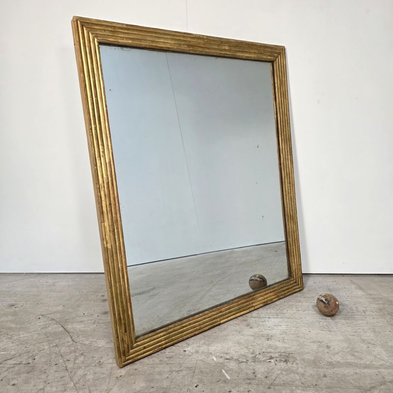Joli miroir doré à cannelures d'époque 19ème