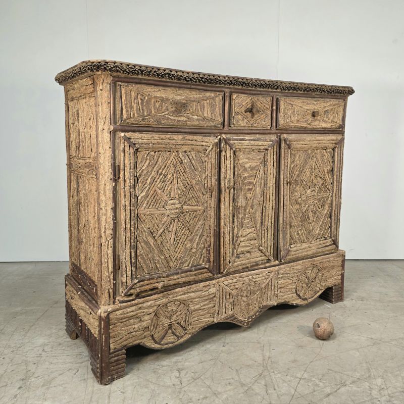 Joli buffet art populaire "foret noire" réalisé avec des pommes de pain et écorces vers 1900