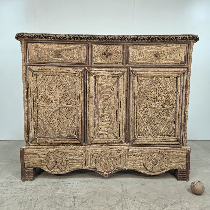 Joli buffet art populaire "foret noire" réalisé avec des pommes de pain et écorces vers 1900. Autre prise de vue