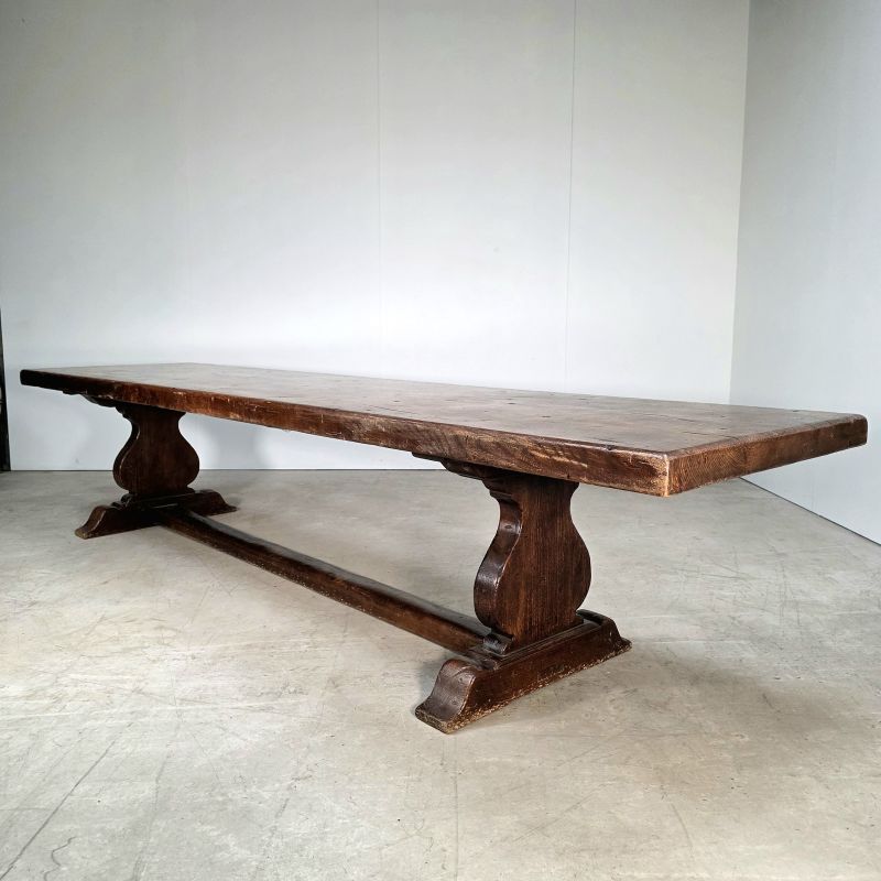 Très grande table de monastère en orme.                  Plateau en une planche !