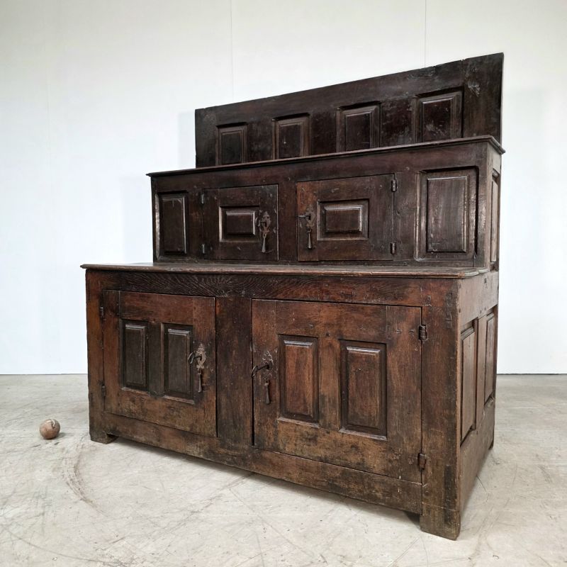Superbe meuble d'office à gradins en chêne d'époque 17ème