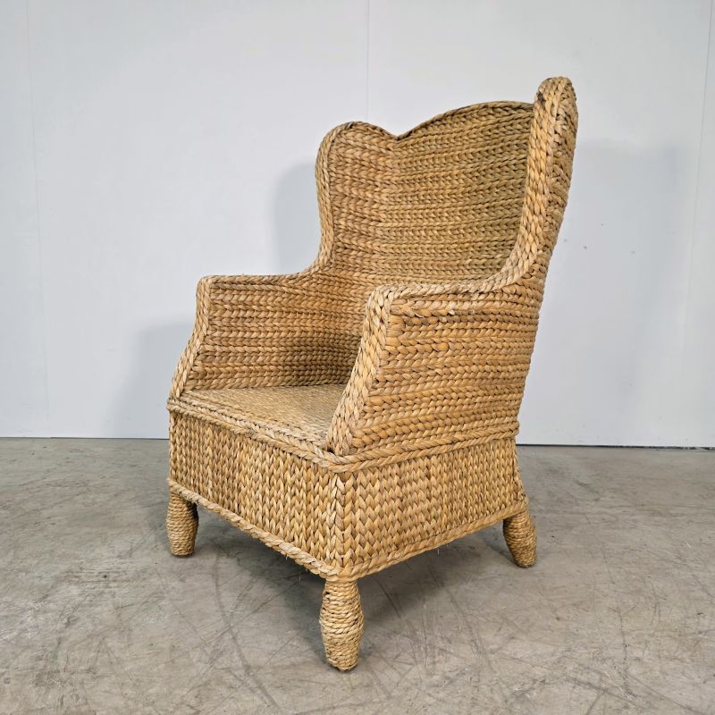 Large fauteuil à oreilles tressé en jonc de mer