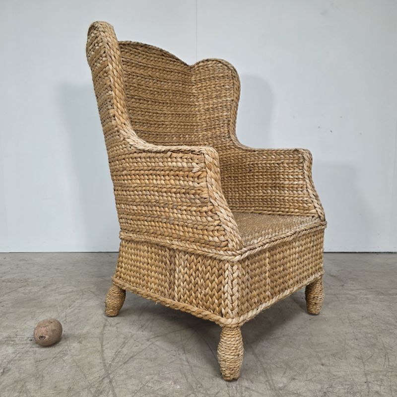 Large fauteuil à oreilles tressé en jonc de mer. Autre prise de vue