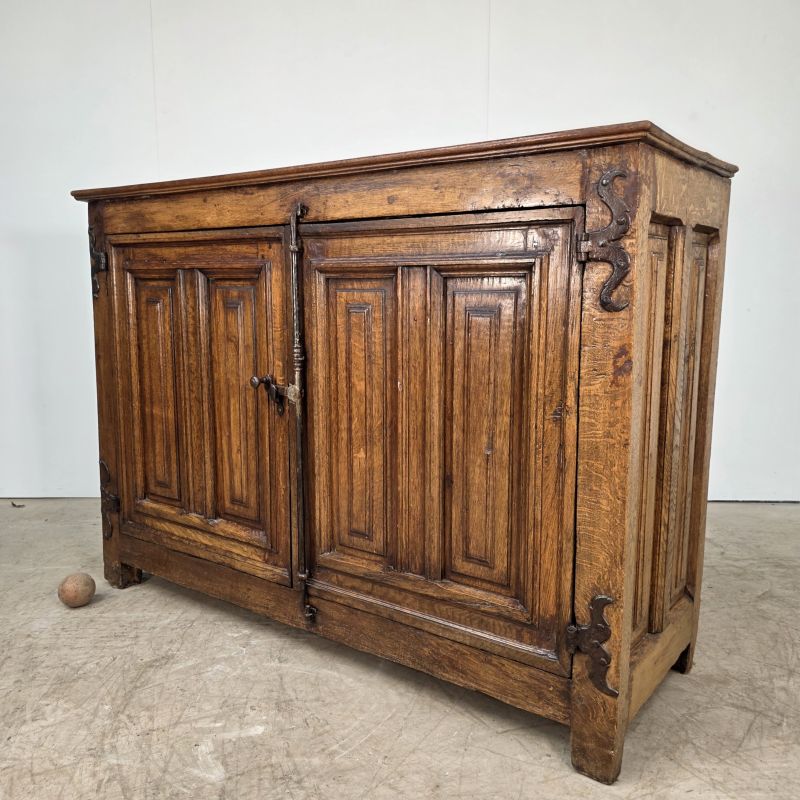 Joli cabinet à crémone 17ème en chêne