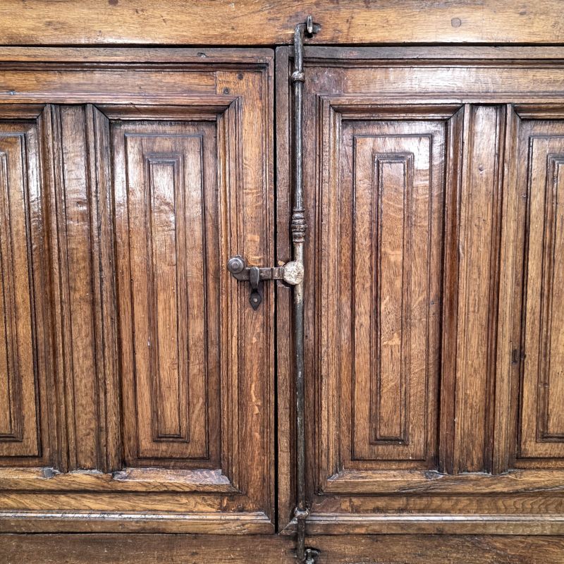 Joli cabinet à crémone 17ème en chêne. Autre prise de vue