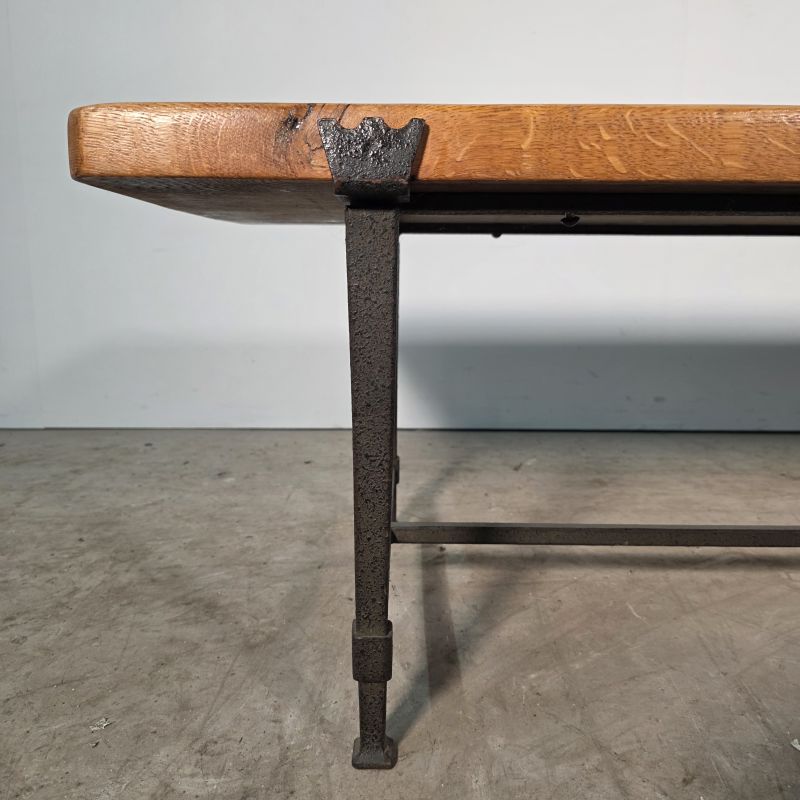 Jolie table basse en chêne et fer battu. Autre prise de vue