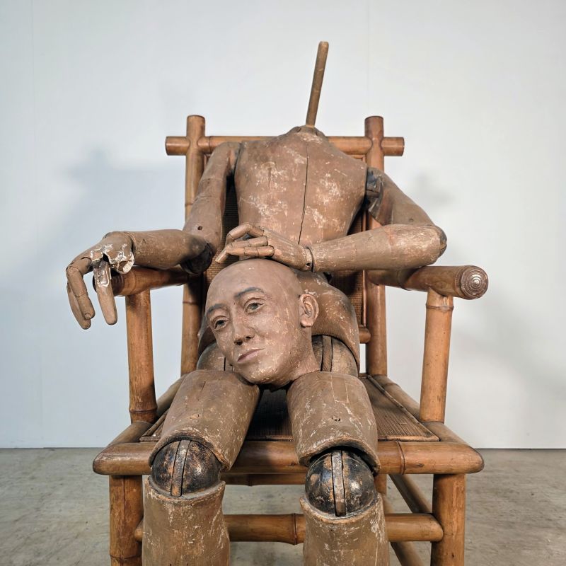 Rare mannequin de peintre 19ème grandeur nature en bois sculpté. Autre prise de vue