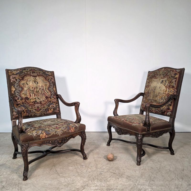 Paire de fauteuils 19ème de style Régence en noyer