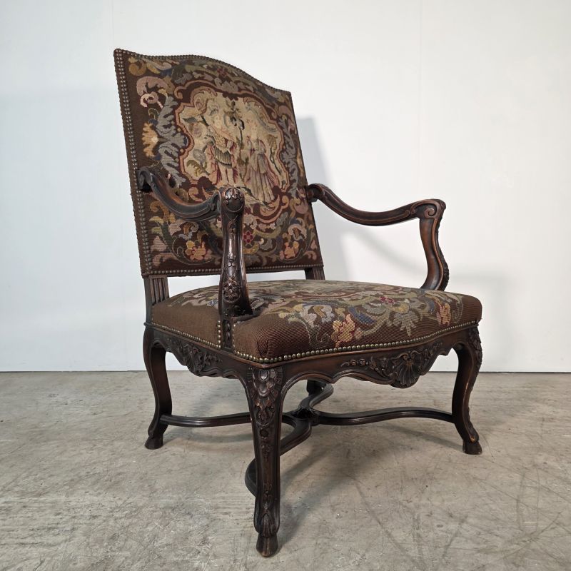 Paire de fauteuils 19ème de style Régence en noyer. Autre prise de vue