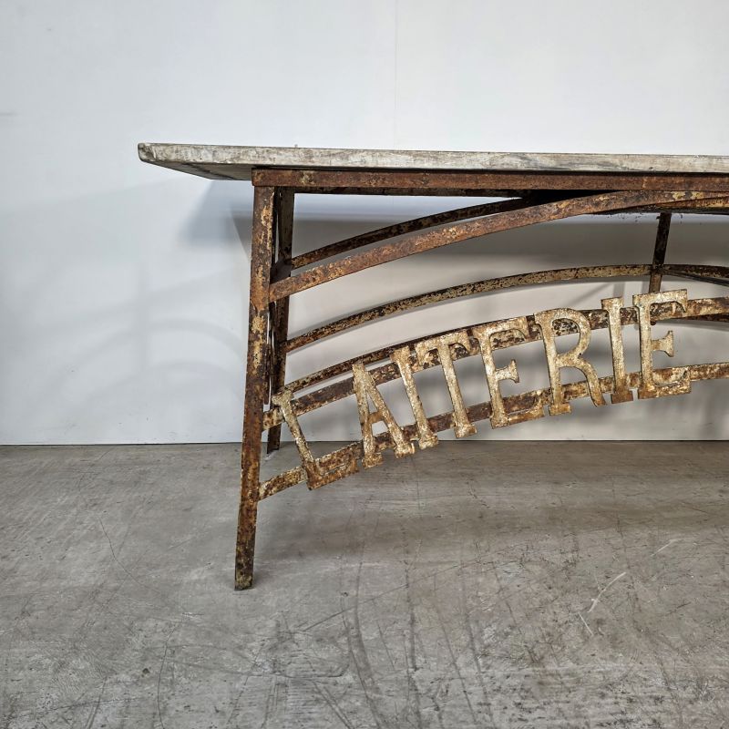 Superbe table de présentation fin 19ème provenant d'une laiterie dans le nord de la france (Le Nouvion), dessus marbre. Autre prise de vue