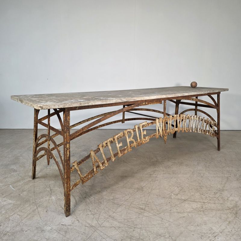 Superbe table de présentation fin 19ème provenant d'une laiterie dans le nord de la france (Le Nouvion), dessus marbre