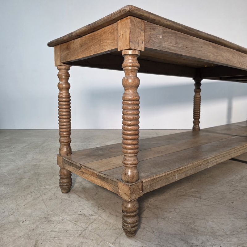 Belle table de drapier 19ème en chêne à 6 pieds annelés. Autre prise de vue