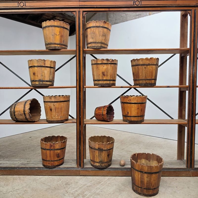 Ensemble de 12 cache-pots en bois cerclé de métal