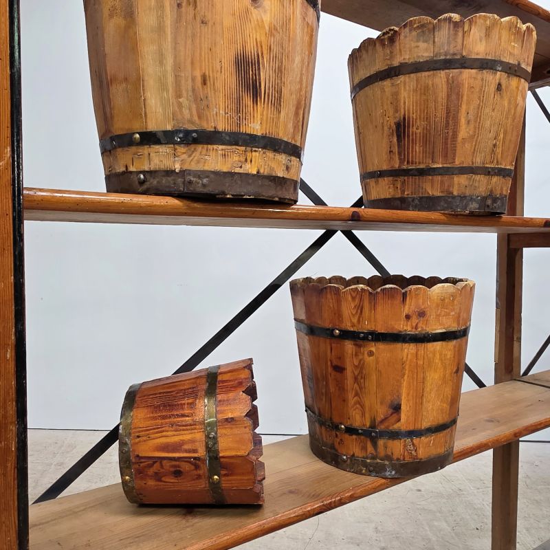 Ensemble de 12 cache-pots en bois cerclé de métal. Autre prise de vue