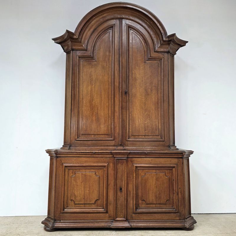 Monumental buffet deux corp en chêne 18éme