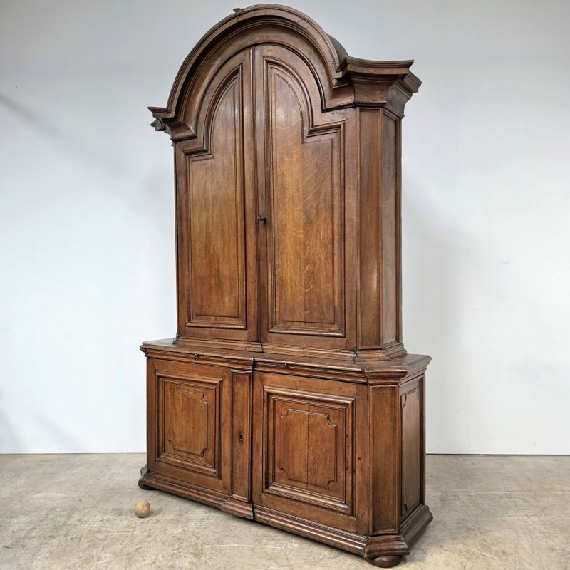 Monumental buffet deux corp en chêne 18éme. Autre prise de vue