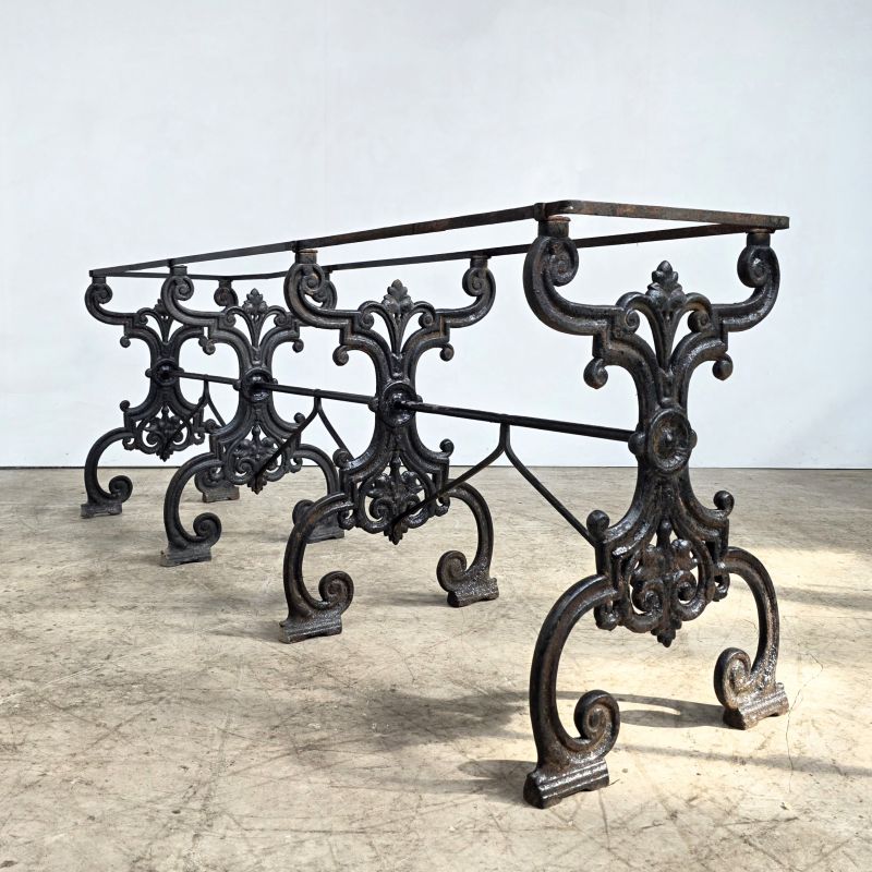 Grande table de jardin 19ème en fonte. Autre prise de vue