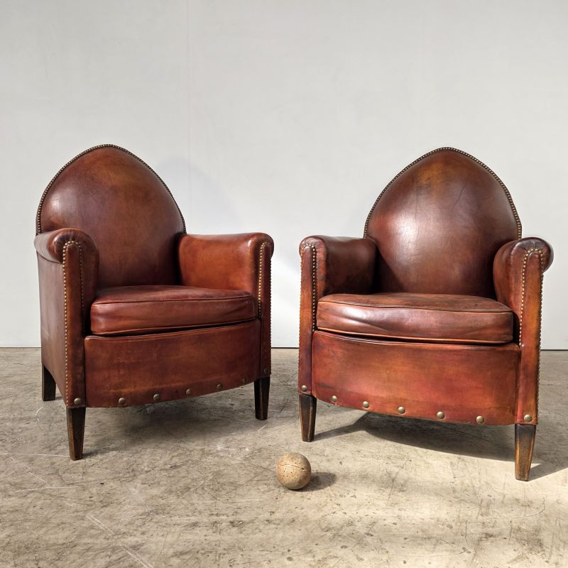 Jolie paire de fauteuils de style gothique en cuir, début 20ème