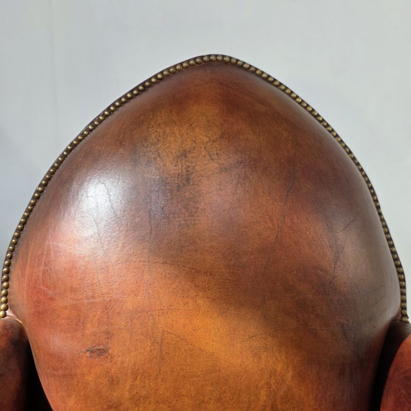 Jolie paire de fauteuils de style gothique en cuir, début 20ème. Autre prise de vue