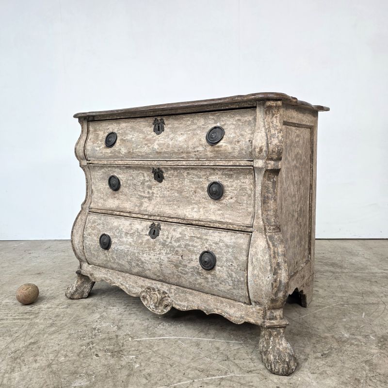 Beautiful 18th century Dutch chest of drawers