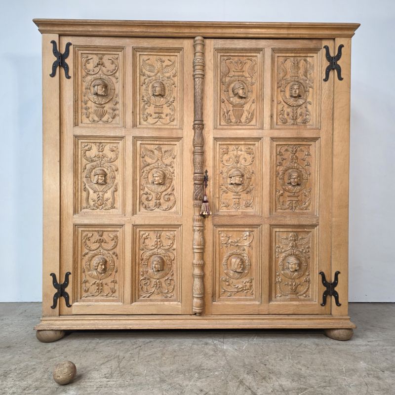 Superbe meuble en chêne claire milieu 20ème d'inspiration Renaissance