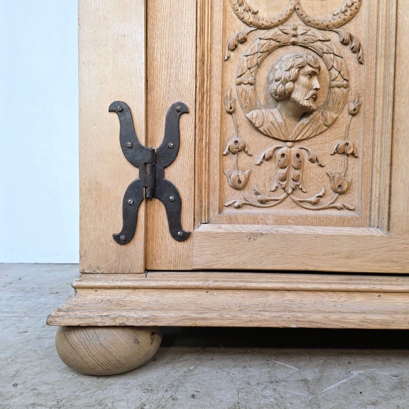 Superbe meuble en chêne claire milieu 20ème d'inspiration Renaissance. Autre prise de vue