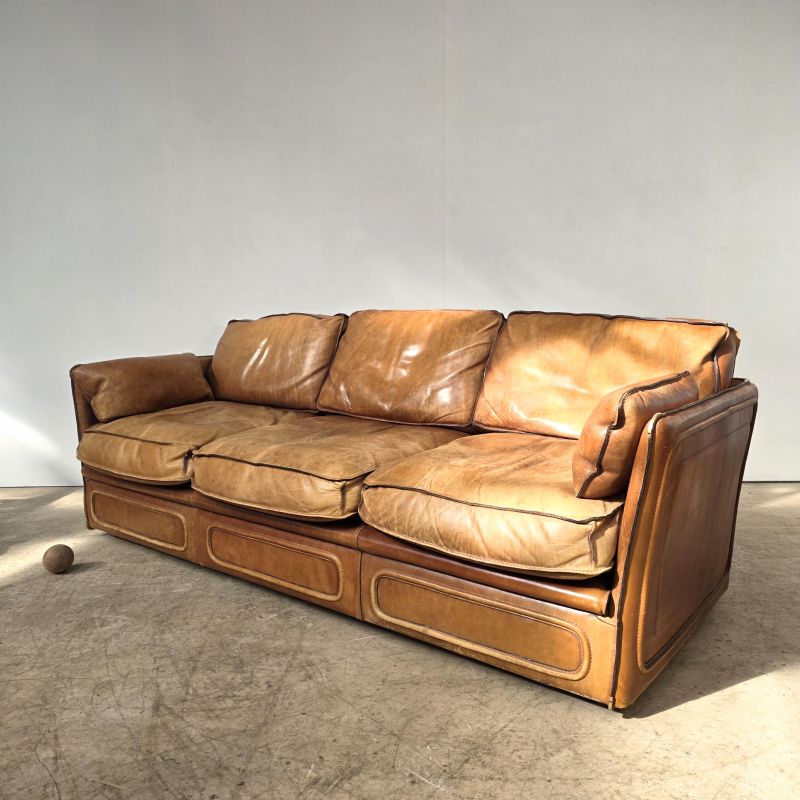 Magnifique canapé en cuir camel à surpiqûres