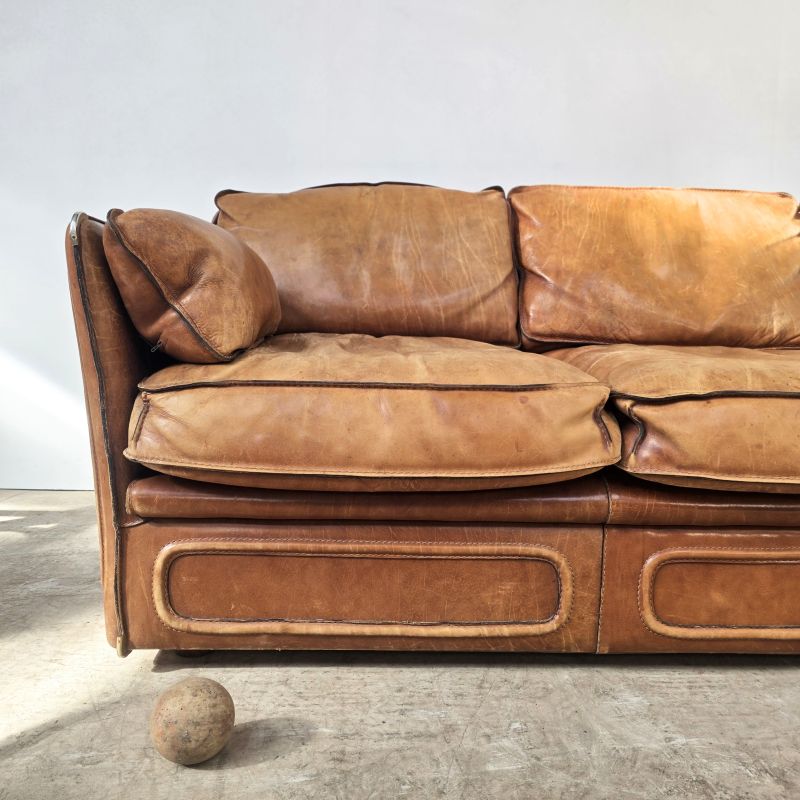 Magnifique canapé en cuir camel à surpiqûres. Autre prise de vue