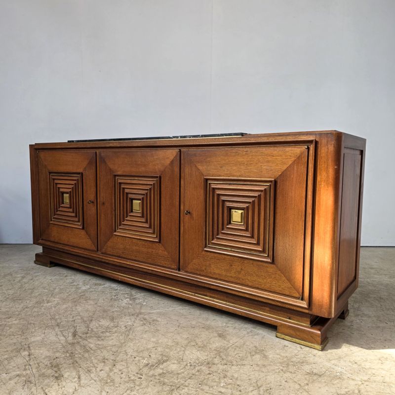 Elégant enfilade en chêne et laiton d'après Maxime Old vers 1940