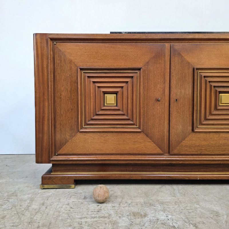 Elégant enfilade en chêne et laiton d'après Maxime Old vers 1940. Autre prise de vue