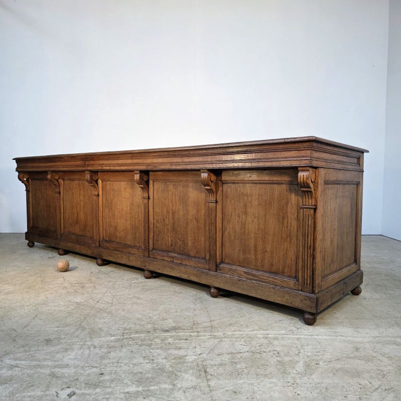 Important comptoir en chêne 19ème à  24 tiroirs provenant d'une quincaillerie parisienne