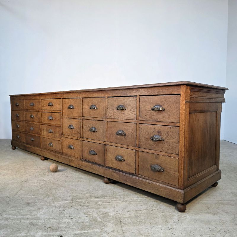 Important comptoir en chêne 19ème à  24 tiroirs provenant d'une quincaillerie parisienne. Autre prise de vue