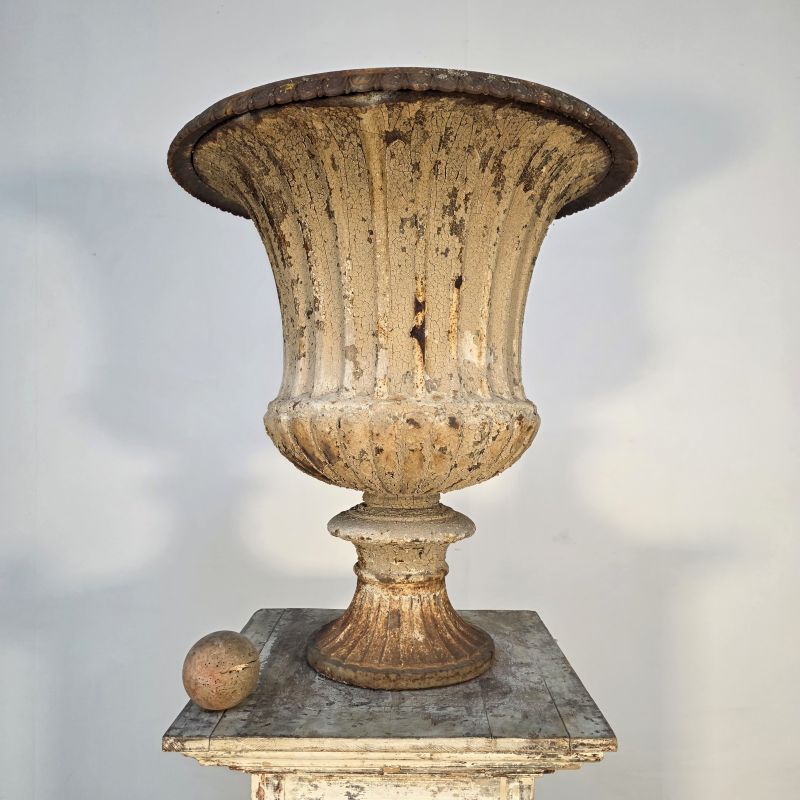 Grande vasque en fonte 19ème à cannelures. Autre prise de vue