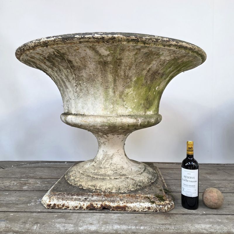 Impressionnante paire de vasques 19ème en fonte. Autre prise de vue