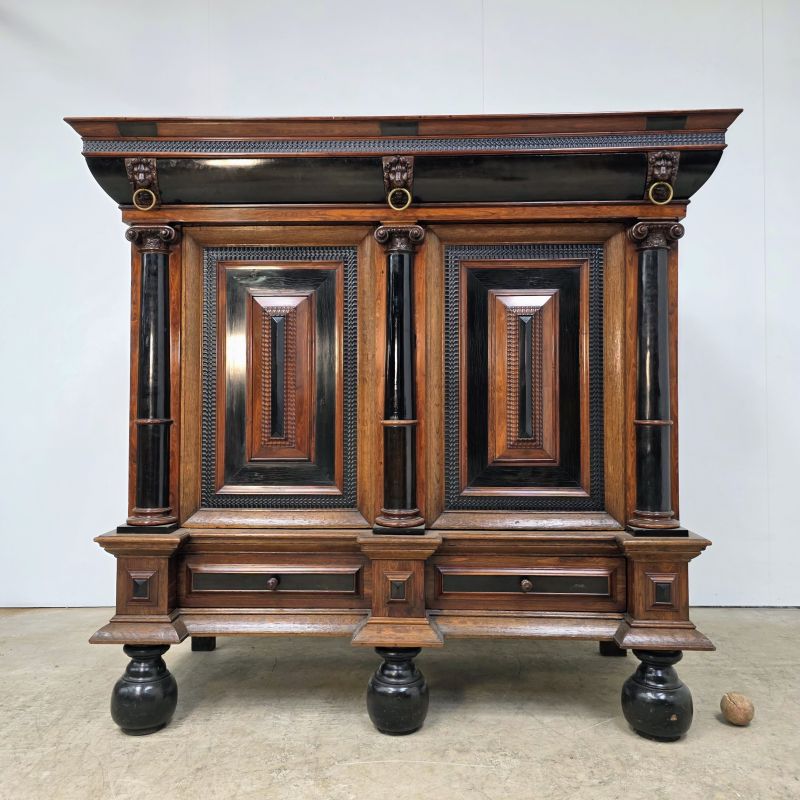 Belle armoire Hollandaise du 17ème siècle en marqueterie de palissandre et ébène