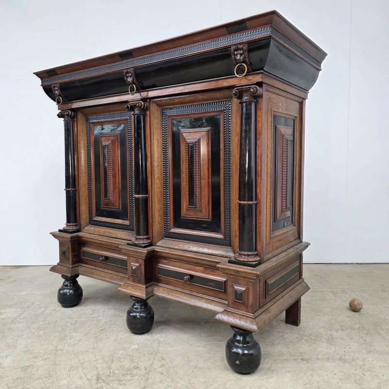 Belle armoire Hollandaise du 17ème siècle en marqueterie de palissandre et ébène. Autre prise de vue