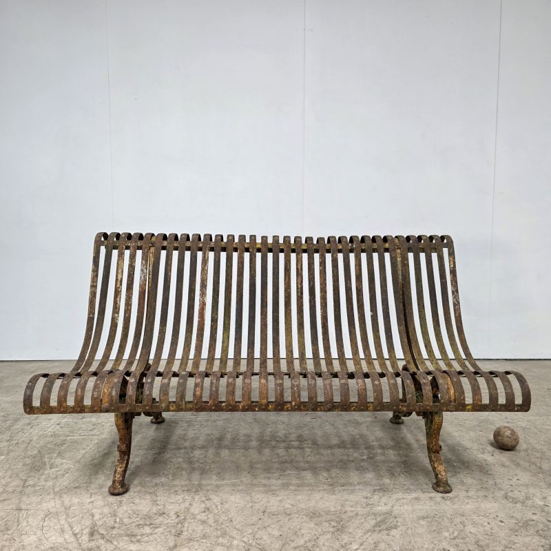 Banc de jardin en fonte fin 19ème à lames renversées. Autre prise de vue