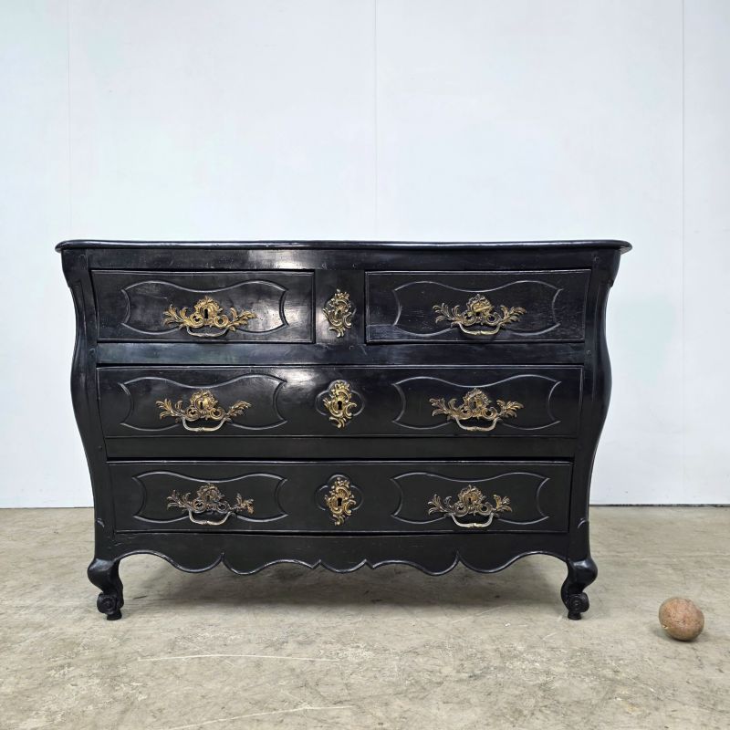 Belle commode galbée tombeau d'époque Louis XV laquée noir. Autre prise de vue