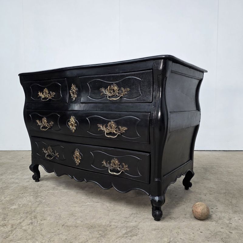 Belle commode galbée tombeau d'époque Louis XV laquée noir