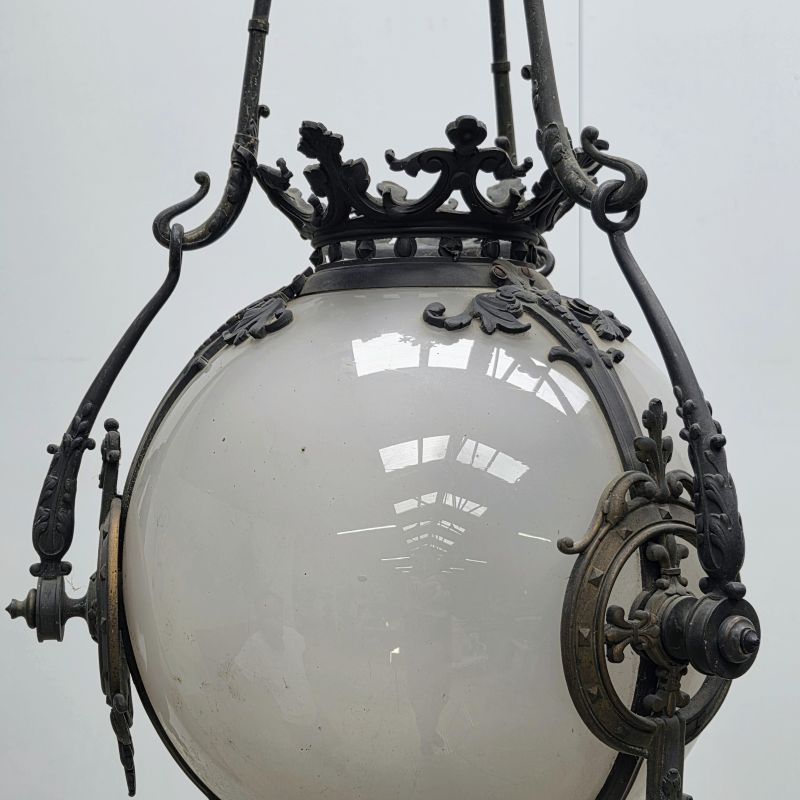 Belle lanterne de hall 19ème en bronze et opaline. Autre prise de vue