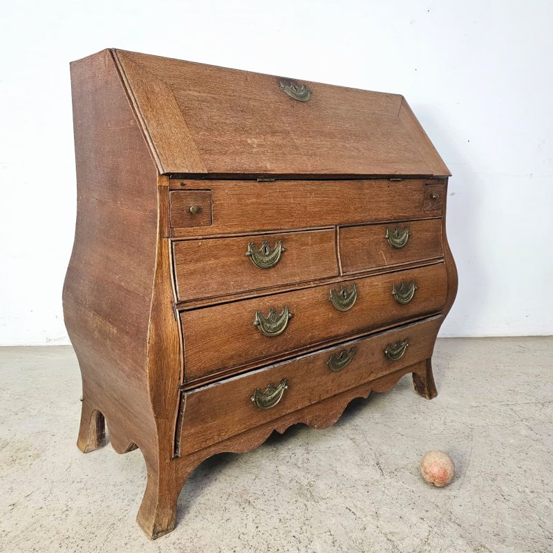 Beautiful curved 18th netherlands secretary in oak, flap revealing a series of drawers and secret