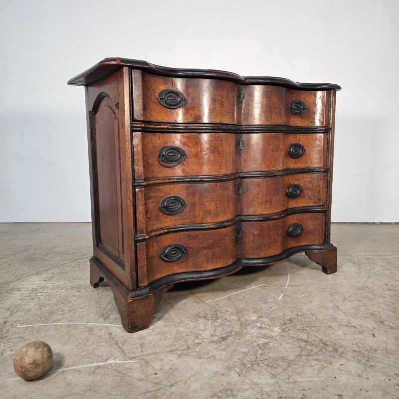 Nice oak late 18th curved oak chest of drawers