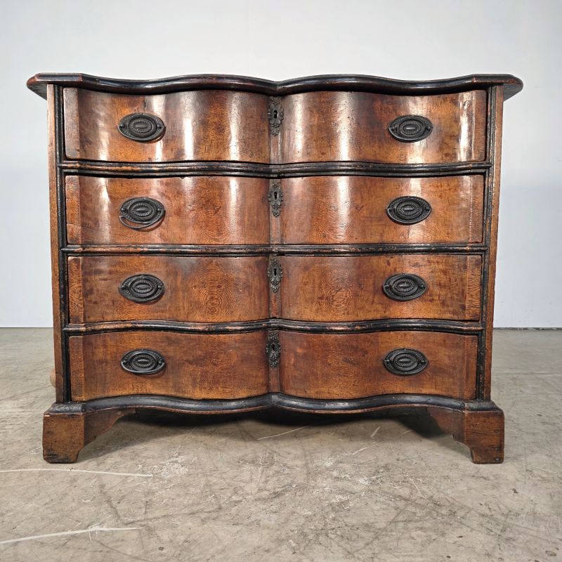 Nice oak late 18th curved oak chest of drawers. Alternate view