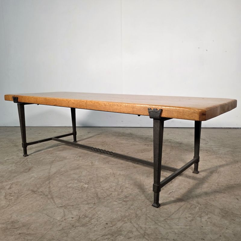 Jolie table basse en chêne et fer battu