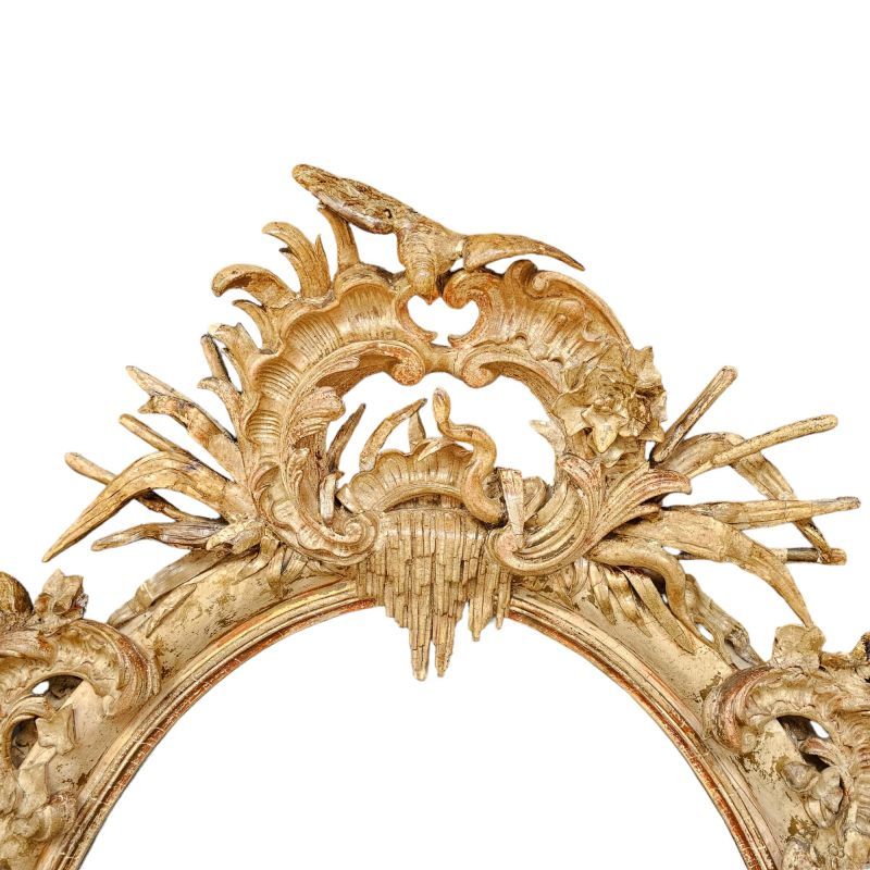 Exceptionnel miroir Napoléon III richement décoré de chérubins oiseau serpent et casquade. Autre prise de vue